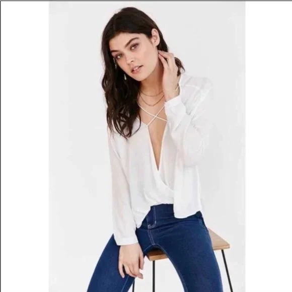 UO silence + noise White Textured Surplice Cross Front Long Sleeve Top - Picture 2 of 7